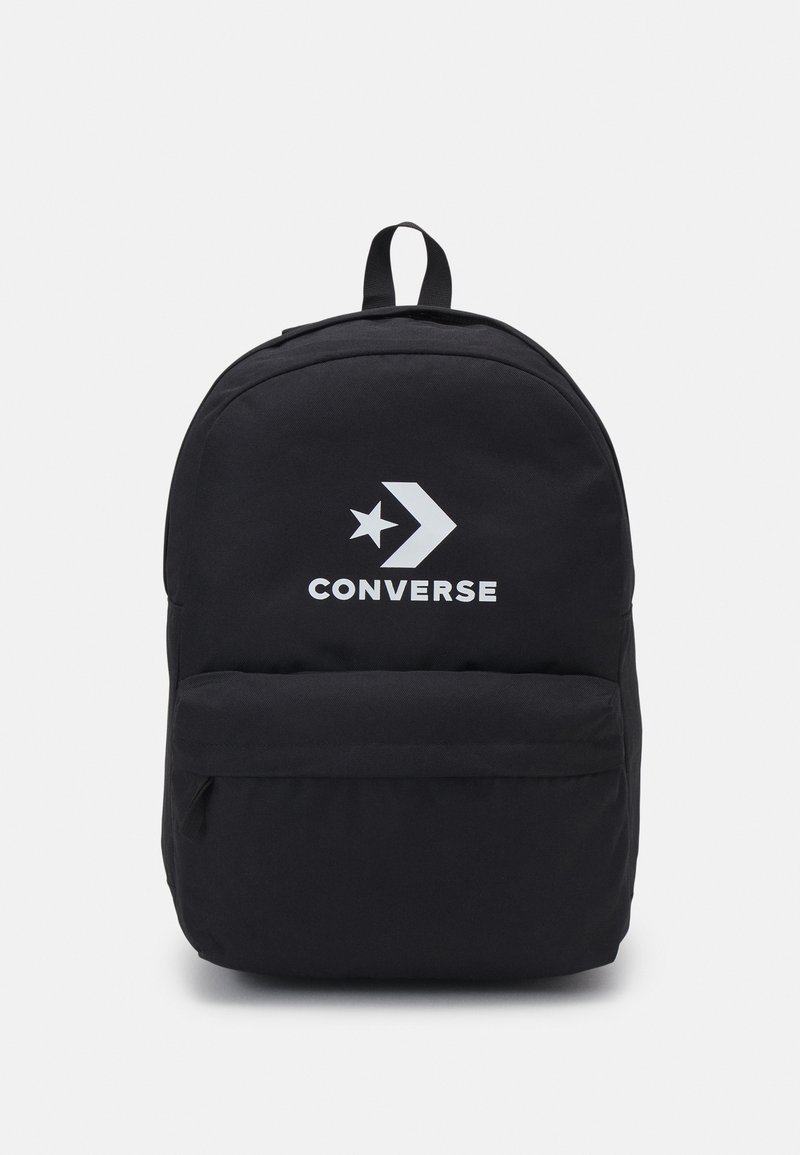 Mochila de lona negra con correas ajustables, un bolsillo frontal con cremallera y el logo blanco "CONVERSE" junto con un gráfico de estrella.