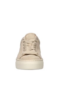 Beige suède sneakers met een lage profiel, ronde neus en vlakke rubberen zool. Heeft platte veters en een minimalistisch ontwerp zonder extra accenten.