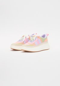 Sneaker colorati con un mix di tessuto intrecciato rosa, lilla e verde, con una prominente suola intermedia bianca e una piattaforma testurizzata, caratterizzati da un design elegante con lacci.