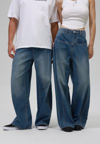 YOURTURN by Zalando - UNISEX - Baggy-farkut - mid blue wash with black wash Pienoiskuva 1