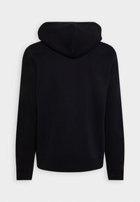 Felpa nera con cappuccio realizzata in una morbida miscela di cotone, dotata di cappuccio, maniche lunghe e un design semplice e minimalista senza motivi visibili.