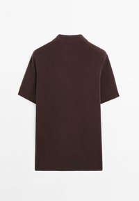Polo shirt marrone scuro con collo classico, maniche corte e una texture lavorata a maglia. Presenta linee pulite e un design semplice.