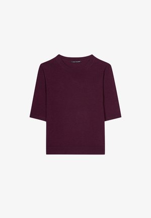 Kurzarmpullover in tiefem Weinrot, aus weichem Strickstoff. Verfügt über einen runden Halsausschnitt sowie gerippte Bündchen und Saum.