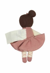 Miękka tkaninowa lalka z ciemnobrązowym kokiem, ubrana w różową sukienkę z warstwową spódnicą i kremowe rajstopy z wzorem w diamenty.