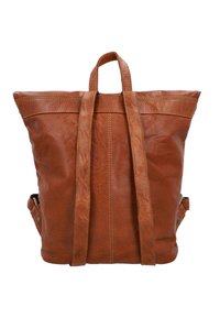 Brązowy skórzany plecak o kwadratowym kształcie, z podwójnymi paskami na ramiona i uchwytem na górze. Gładka faktura z widocznymi szwami.