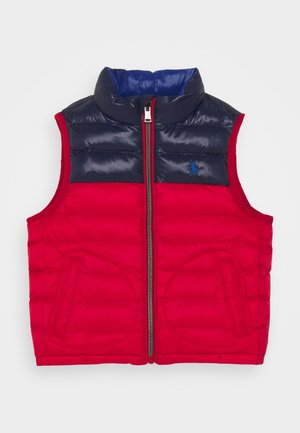 Chaleco acolchado sin mangas en rojo y azul marino con cremallera frontal y dos bolsillos delanteros, con un pequeño logo azul bordado en el pecho.