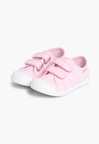 Rosa Canvas-Schuhe mit weißen Gummikappen und Sohlen, ausgestattet mit zwei Klettverschlüssen zur Schließung und strukturierten seitlichen Akzenten.