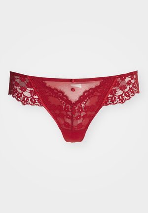 Rote Spitzenunterhose mit floralem Muster, transparenter Stoff vorne, fester Rücken, dekorative Knöpfe und gewellte Kanten.