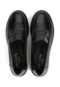 Czarne lakierowane skórzane loafersy o gładkiej fakturze, z ozdobnym przeszyciem i klasycznym stylem. Srebrne logo na wkładce.