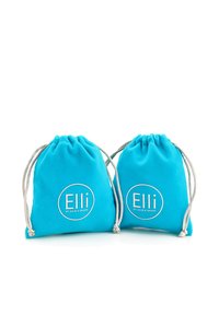 To turquoise snoreposede tasker lavet af blødt stof, med hvide cirkulære logoer der har teksten "Elli" og "by JULIE & GRACE".