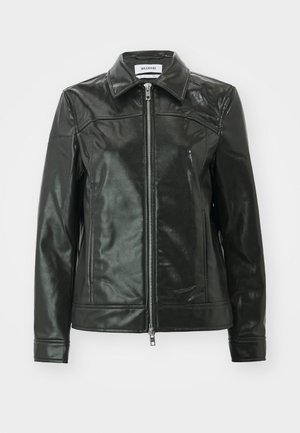 Juoda odinė striukė su blizgiu paviršiumi, užtrauktuku priekyje ir smailiu apykakle. Yra šoninės kišenės ir siuvinėtos detalės ant pečių.