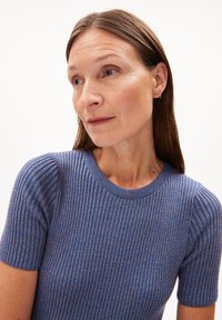 Kurzärmliges, geripptes Strickoberteil in einem tiefblauen Farbton, mit Rundhalsausschnitt und feiner Textur.
