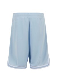 Shorts de sport bleu clair avec une taille élastique, fabriqués à partir d'un tissu respirant, avec des rayures blanches sur les côtés et une coupe décontractée.