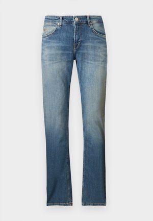 Blauwe jeans met rechte pijpen, licht vervaagd op de dijen, vijfzakkenontwerp, knoopsluiting en riemlussen, plat weergegeven op een witte achtergrond.