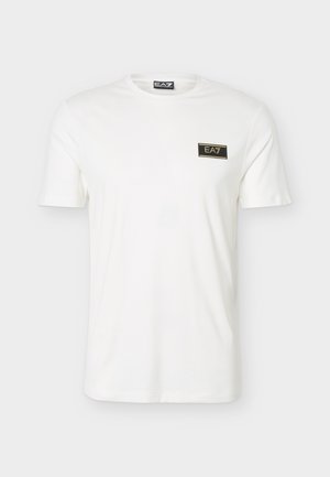 Biały t-shirt z krótkim rękawem, okrągłym dekoltem i małym czarno-złotym logo EA7 na lewej piersi.