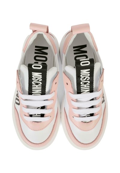 Sneaker rosa e bianche con tomaia in pelle liscia, lacci neri e un'etichetta logo nera prominente sulla linguetta. Suola in gomma piatta.