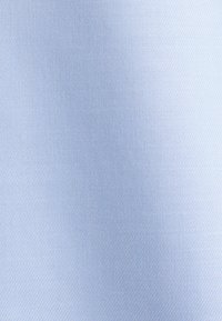 Chemise habillée pour homme bleu clair avec col blanc et patte de boutonnage avant, sur un fond blanc uni.
