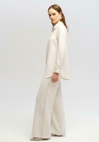 Touché Privé STONE EMBELLISHED - Button-down blouse - cream