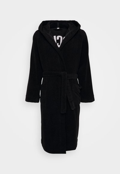 Črna kapuča kopalna plašča, izdelana iz teksturirane frotirne tkanine, z dolgimi rokavi, pasom in sprednjimi žepi ter kontrastnim logotipom na notranji podlogi.