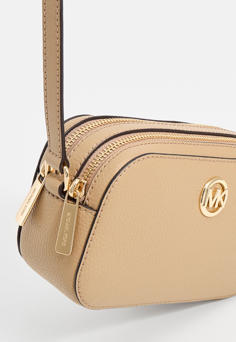 Creamfarbene Leder-Crossbody-Tasche mit strukturiertem Finish, goldenen Reißverschlussverschlüssen und einem gravierten Logoakzent. Verfügt über einen schlanken Tragegurt.
