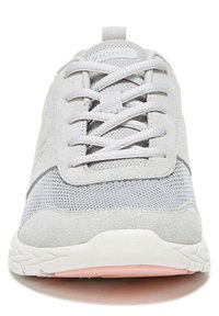 Lichtgrijze sneaker met suède en mesh materialen, ronde neus, gevoerde tong en gestructureerde witte zool met roze accenten. Vetersluiting.