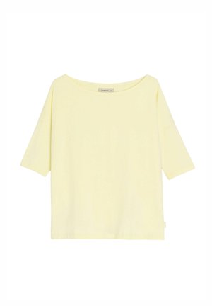 Jasnożółty, krótki rękaw, koszulka z dekoltem w łódkę o luźnym kroju, ułożona na płasko na białym tle.