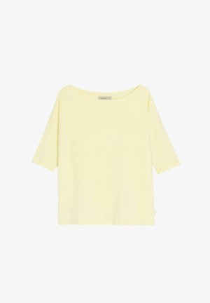 Jasnożółty, krótki rękaw, koszulka z dekoltem w łódkę o luźnym kroju, ułożona na płasko na białym tle.