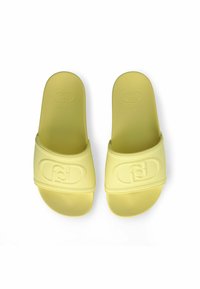 Sandale din cauciuc galben cu finisaj texturat, având un bretele lată cu logo embosat. Talpa plată și designul fără cusături asigură confortul.