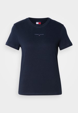 Meriinin sininen puuvillapaita lyhyillä hihoilla, pyöreällä kaula-aukolla ja pienellä "TOMMY JEANS" -logolla keskitettynä rinnassa.