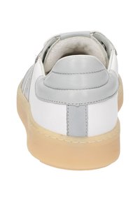 Baskets blanches avec un talon gris et des accents latéraux, texture en cuir lisse, col rembourré et semelle en caoutchouc translucide.
