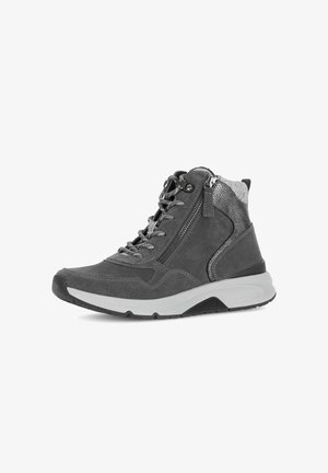 Bottines grises avec tige en daim, accents texturés, fermeture éclair métallique et semelle blanche contrastante. Présente un design à lacets et un col rembourré.