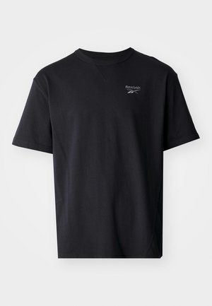 Juodas trumpas rankovės marškinėliai, pagaminti iš minkštos medvilnės, su apvalia iškirpte ir subtiliu Reebok logotipu kairėje krūtinės pusėje. Lygus paviršius su tiesia apdaila.