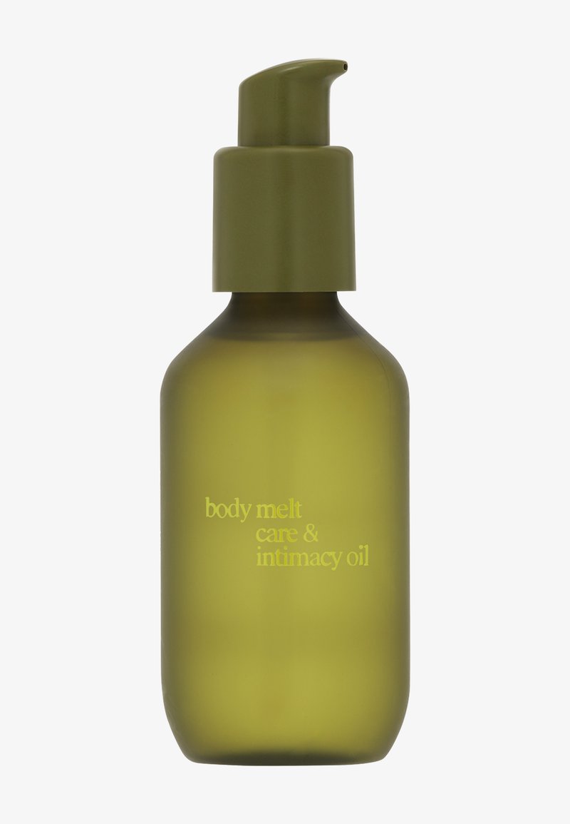 Flacon pompe en verre givré vert étiqueté "body melt care & intimacy oil" avec un distributeur pompe vert olive sur fond blanc.