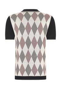 Lyhythihainen polo-paita, jossa on argyle-kuvio punaisena, mustana ja kermanvärisenä, mustalla kauluksella sekä erottuvilla helman yksityiskohdilla.