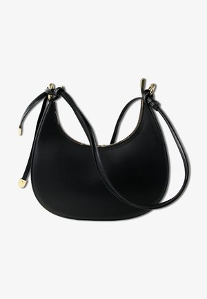 Zwarte leren handtas met een gebogen, halve maanvorm. Voorzien van twee verstelbare bandjes en gouden metalen accenten. Gladde textuur met een ritssluiting.