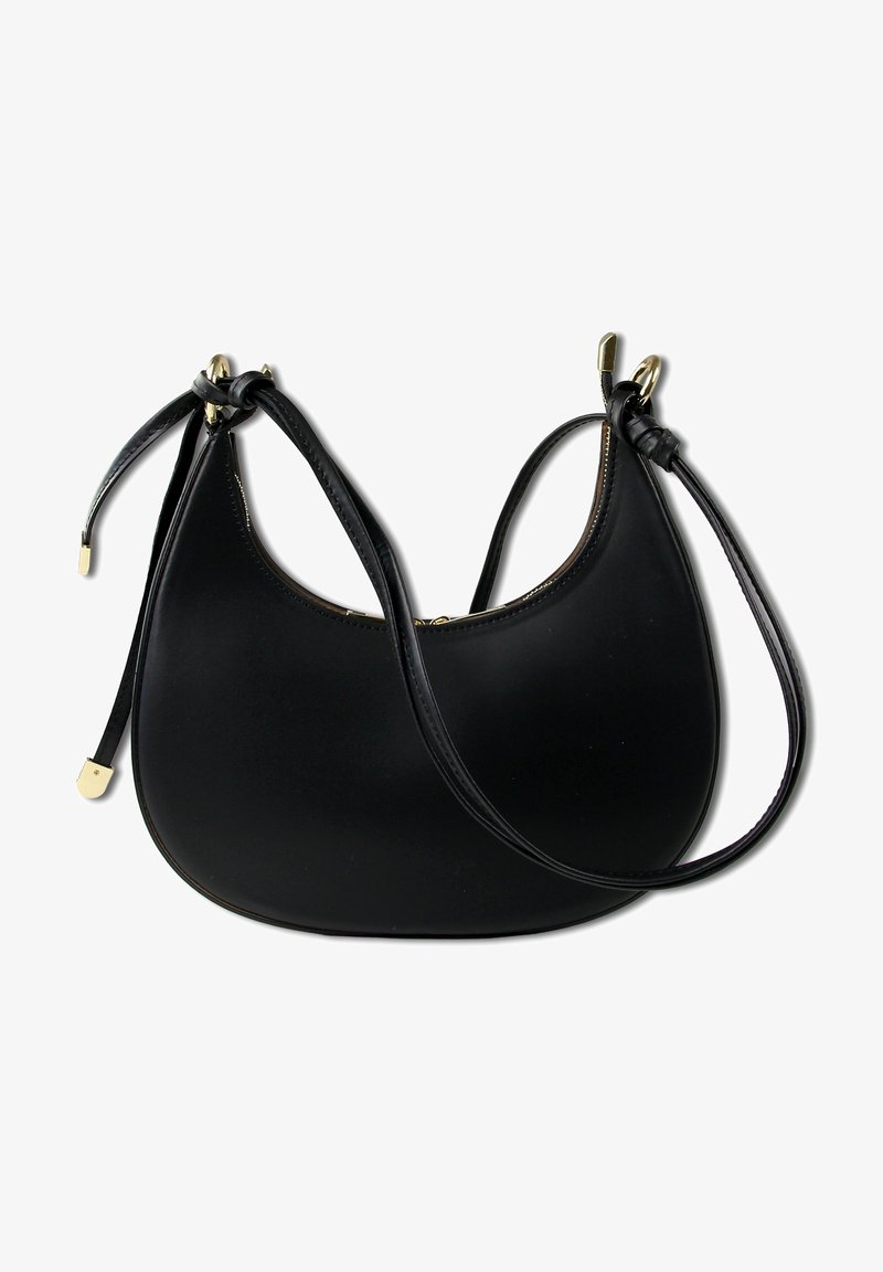 Zwarte leren handtas met een gebogen, halve maanvorm. Voorzien van twee verstelbare bandjes en gouden metalen accenten. Gladde textuur met een ritssluiting.