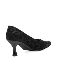 Zapato de tacón con estampado de leopardo negro, punta afilada, material de satén elegante y un tacón curvado modesto. Cuenta con una textura suave y un brillo sutil.