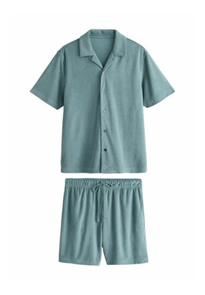 Weiches, kurzärmeliges, knöpfbares Hemd in sanftem Türkis, kombiniert mit passenden Shorts mit elastischem Bund und Kordelzug, beide aus Frottee-Stoff.