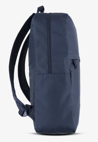 Granatowy plecak z gładkiego nylonu, prostokątny kształt, z zamykanym na zamek głównym pomieszczeniem, regulowane paski i boczna kieszeń.