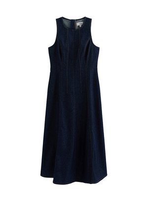 Mouwloze midi-jurk van donkerblauwe denim met nauwsluitend lijfje, uitlopende rok en zichtbare verticale stikdetails.