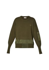 Maglione verde oliva con collo a girocollo a coste, maniche lunghe e un pannello di raso in vita con una tasca con cerniera sulla manica.