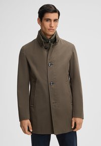 Olijfgroen jas met een hoge kraag, knoopsluiting en voorzakken, met een gladde afwerking en een op maat gemaakt ontwerp.