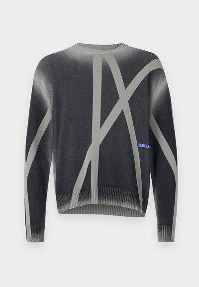 Grauer Pullover mit geometrischen hellgrauen Mustern, gerippten Bündchen und Saum sowie einem kleinen blauen Logotag auf der unteren linken Seite.