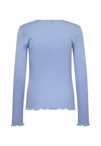 Hladký dlhý rukáv top v svetlom modrom odtieni, so zúbkovaným lemom a manžetami, s malým dekoratívnym gombíkom na zadnom výstrihu.