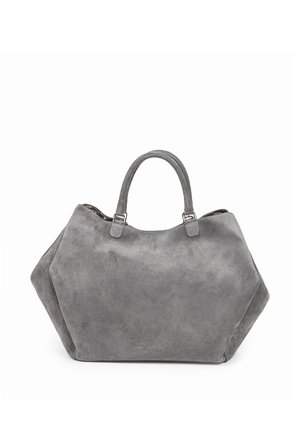 Szara zamszowa torba na ramię z podwójnymi górnymi uchwytami i szerokim, trapezoidalnym kształtem, oparta na białym tle.