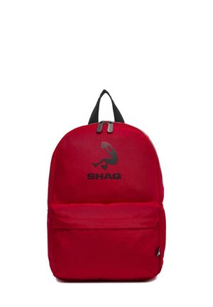 Roter Rucksack mit einer schwarzen Silhouette eines Basketballspielers beim Dunking und dem Wort "SHAQ" unter dem Bild, schwarzer Reißverschluss und Griff.