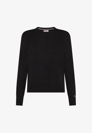 Cardigan nero realizzato in morbido tessuto a maglia con scollo rotondo, maniche lunghe e chiusura anteriore con bottoni. Presenta piccoli bottoni neri.