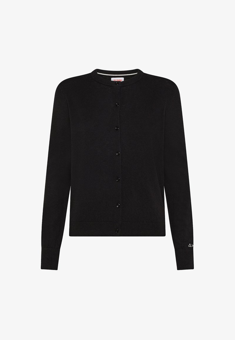 Cardigan nero realizzato in morbido tessuto a maglia con scollo rotondo, maniche lunghe e chiusura anteriore con bottoni. Presenta piccoli bottoni neri.