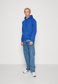 Carhartt WIP HOODED CHASE - Felpa - acapulco blue