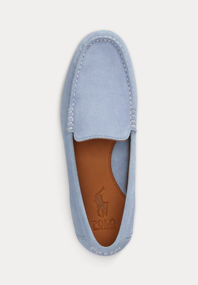 Φωτεινό γαλάζιο μοκασίνι από σουέτ με λευκή ραφή και ταμπά δερμάτινο πάτο, ανάγλυφο με το λογότυπο Polo Ralph Lauren.